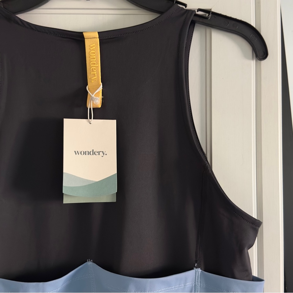 Wondery Long Day Hiking Pocket Tank Top Size Medium - Picture 6 of 6